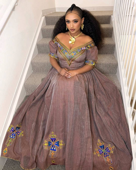 ኤርትራ ቀሚስ - ንጹህ ነጭ ጥልፍ የተዋበ  ዘመናዊ የሐበሻ ልብስ